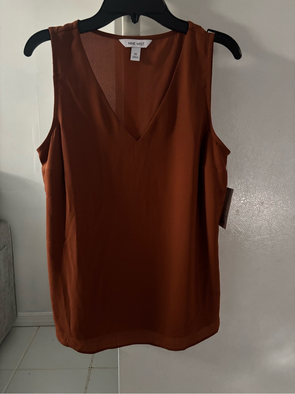 Nine West Rust-Colored V-Neck Sleeveless Shell Top